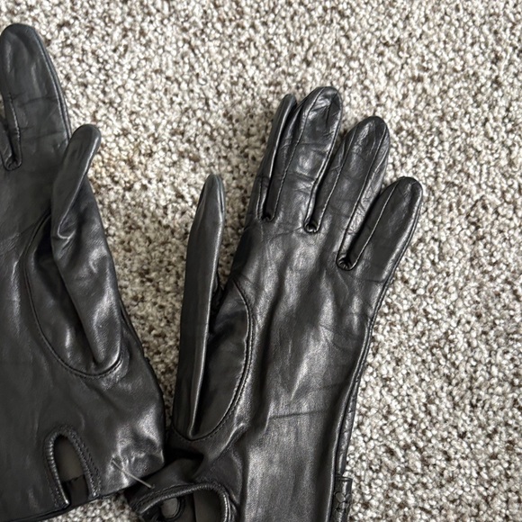 Isotoner Elegant Black Leather Gloves - Picture 9 of 10